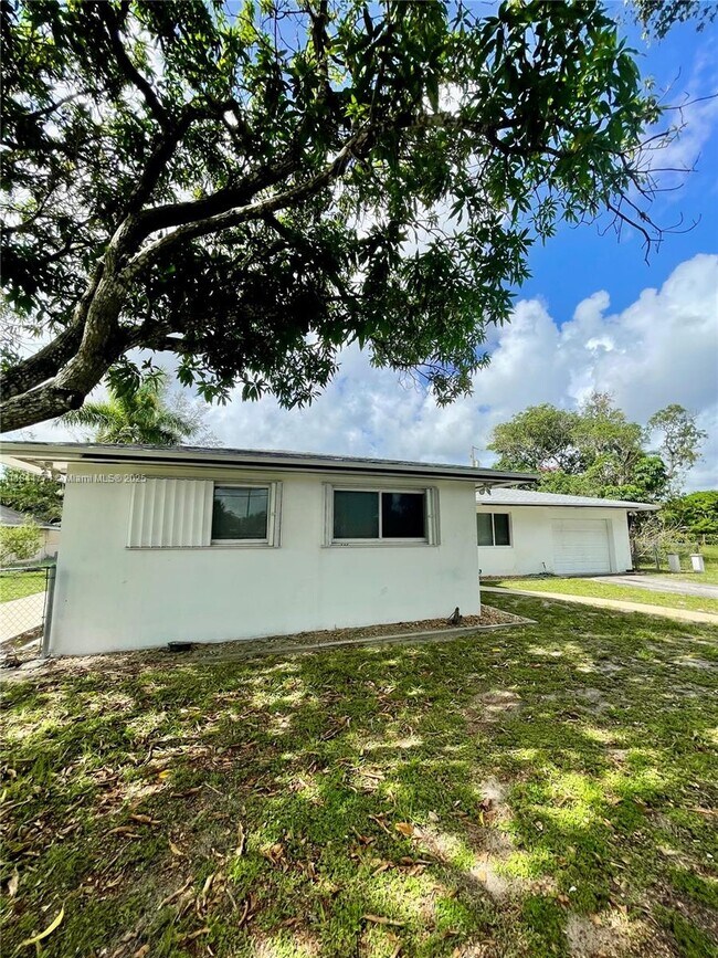 Building Photo - 4430 W Broward Blvd