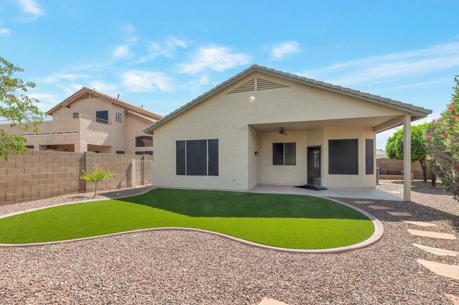 Building Photo - Stunning Renovated 3-Bedroom Home in Phoen...