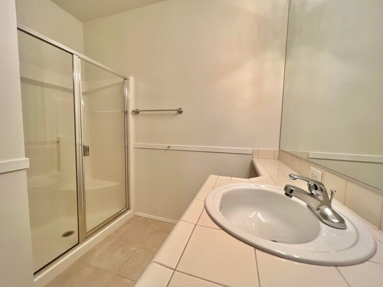 Primary bathroom - 12712 Admiralty Way