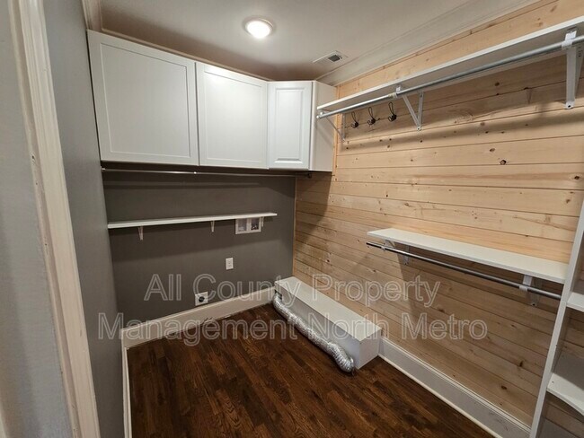 Building Photo - 545 Lakeview Dr