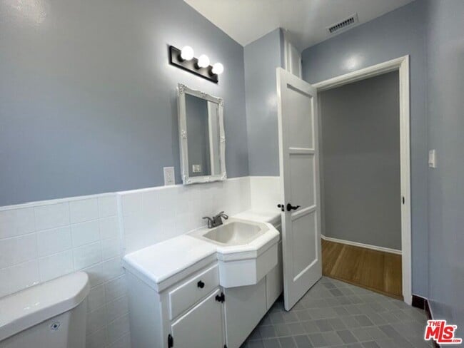 Building Photo - 7330 W 89th St