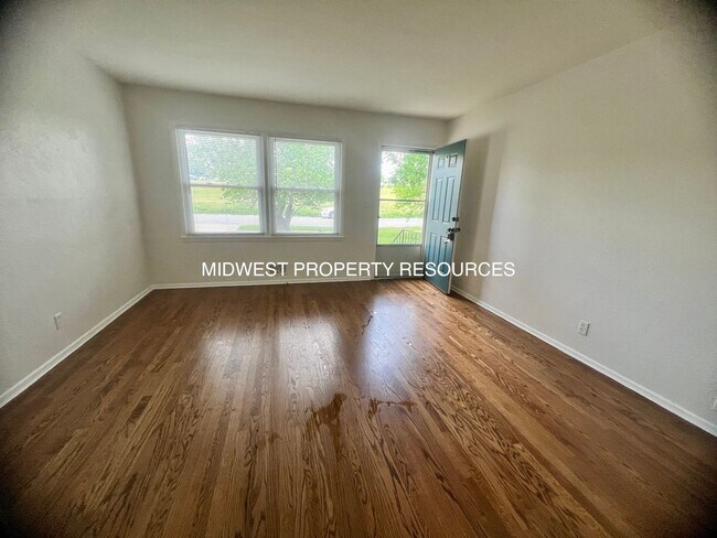 Building Photo - Freshly Updated 2 Bedroom Duplex