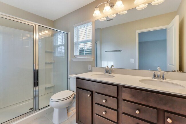 Building Photo - 4 Bed/2.5 Bath in The Commons