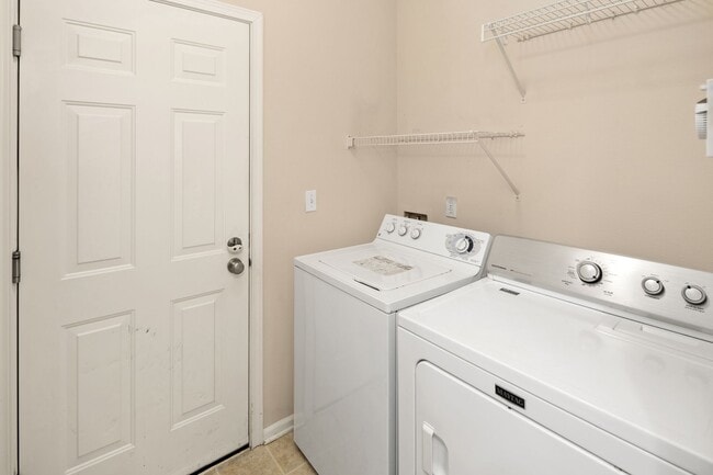 Building Photo - Spacious 3 bed Townhome