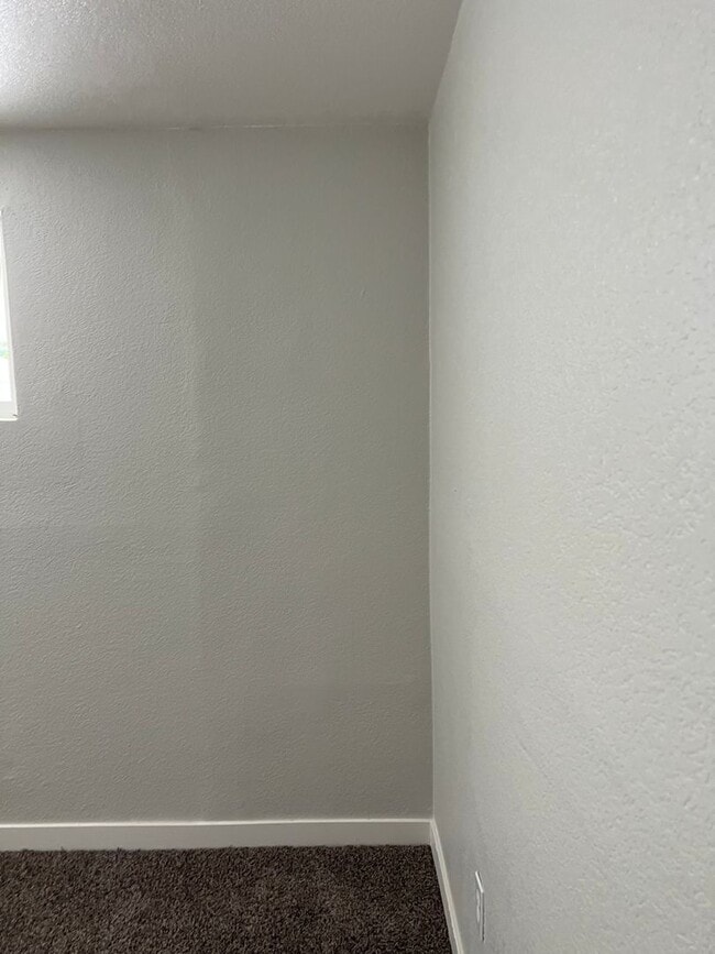 Building Photo - Welcome to this stunning 3-bedroom, 2-bath...