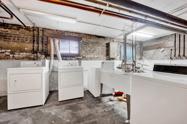 Building Photo - 1469 W Carmen Ave