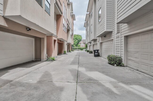 Building Photo - 4405 Austin St