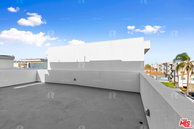 Building Photo - 1541 1/2 Hi Point St