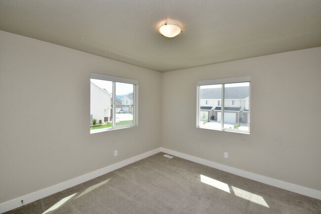Building Photo - 3 Bedroom 2.5 Bath Townhome in West Haven!!