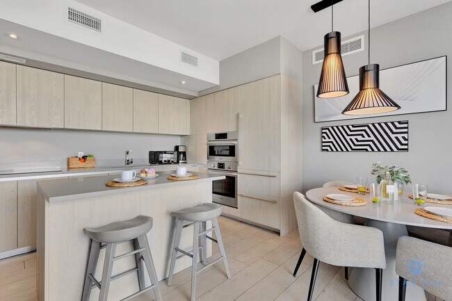 Building Photo - 4010 S Ocean Dr