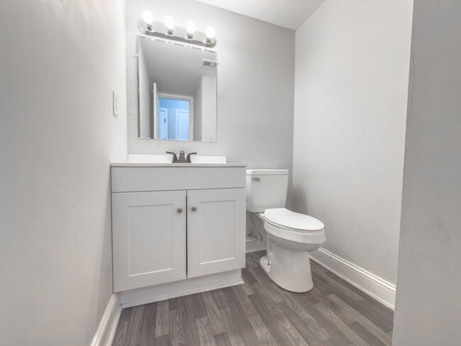 Building Photo - Updated 2BR West Ashley Townhome – Bright, Spacious & Move-In Ready!