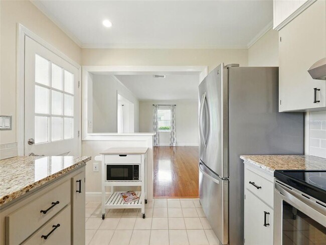 Building Photo - 1426 Crestview Dr