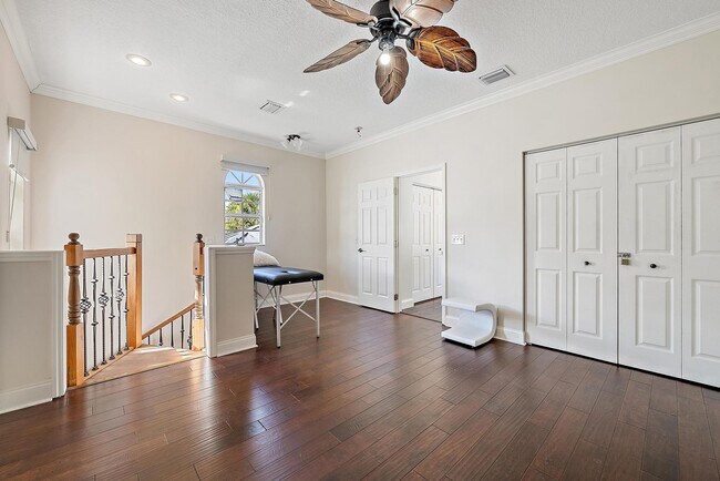 Building Photo - 542 N Cypress Dr