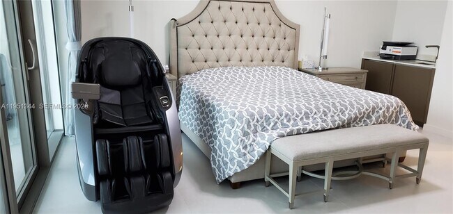 Building Photo - 18975 Collins Ave