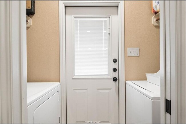 Building Photo - 3333 Airborne Ave