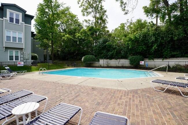 Building Photo - 2 Bed 2 Bath in Desirable Green Hills!