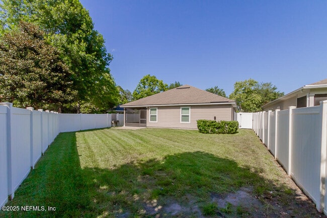 Building Photo - 16326 Hunters Hollow Trail