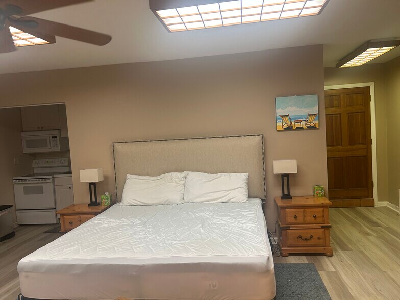 king bed w/2 night stands - 630 NW 7th Ave