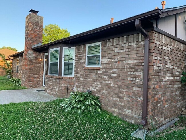 Building Photo - This super cute home features a beautiful ...