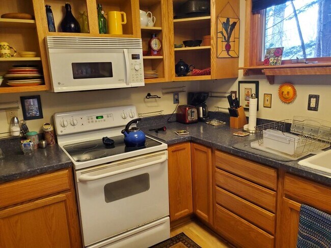 Building Photo - 48 Holly Hill Dr