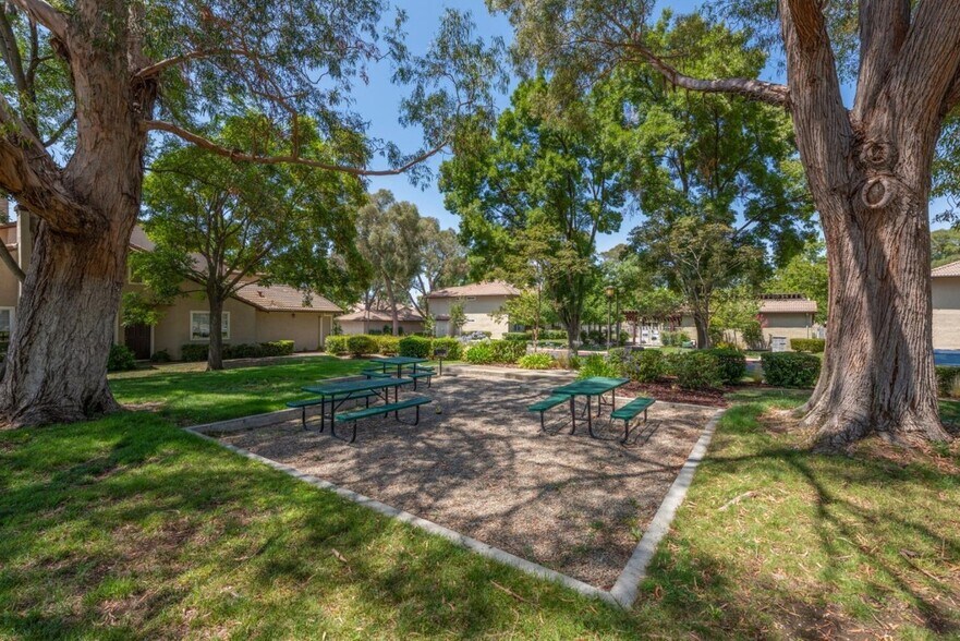 Building Photo - 1324 Chateau Cmn