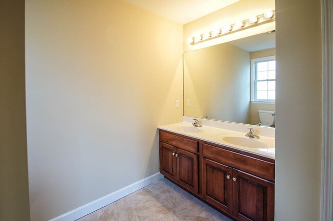 Building Photo - 3 BEDROOM 2.5 BATHROOM APARTMENT