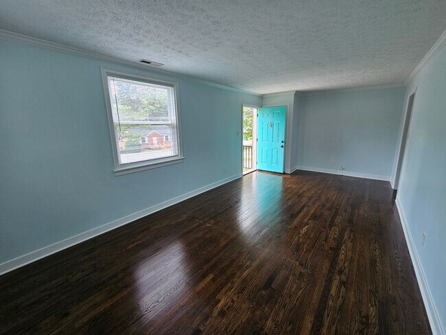 Building Photo - Newly Renovated 3BR/1BA Home - West End - ...
