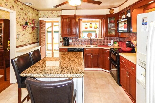 Building Photo - Coming Soon- Charming 3 Bedroom, 2.5 Bath ...