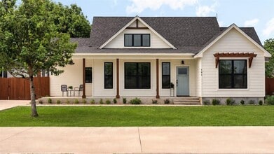 Building Photo - 402 E Ash Dr