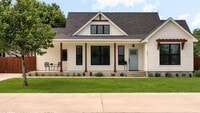 Building Photo - 402 E Ash Dr