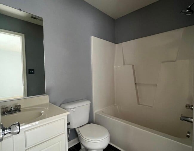 Building Photo - End Unit Townhouse Near Town Center VB