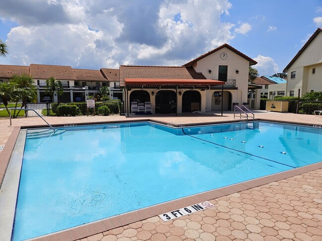 Building Photo - Seasonal Short-Term 2 Bedroom 2 Bathroom 2nd Floor Condo in Estancias of Capri Isles!