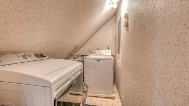 Building Photo - 120 N Newport Ave