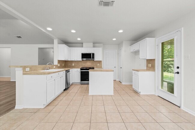 Building Photo - 155 Fairwind Trail Dr