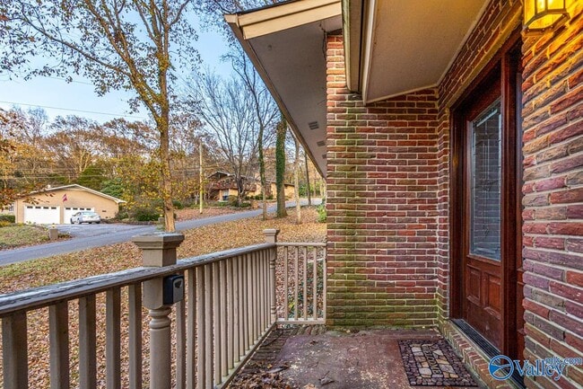 Building Photo - 702 Chambers Dr NE