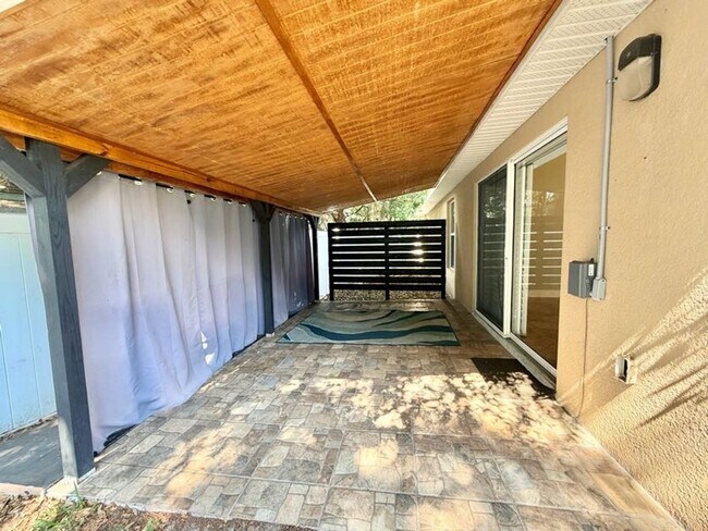 Building Photo - Modern Living Meets Prime Location with this Stunning 4/2!