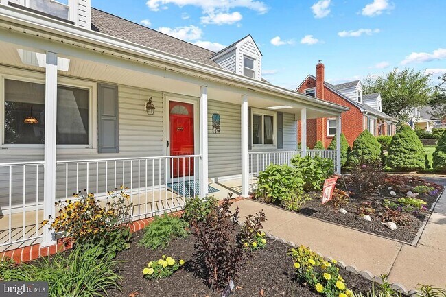 Building Photo - Picture-Perfect 2 Bedroom Home!