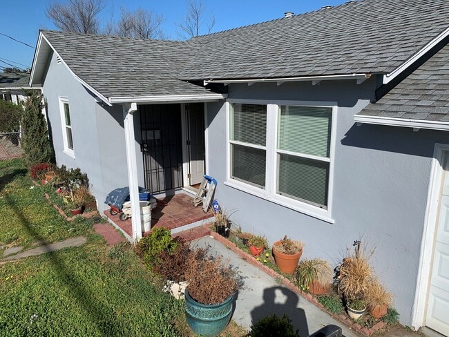 Building Photo - Two bedroom 1 bath