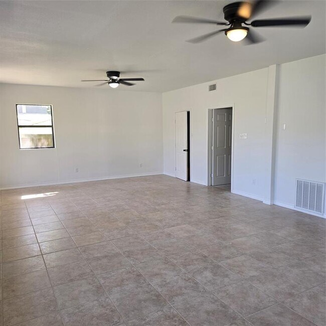 Building Photo - 31 Holiday Ln