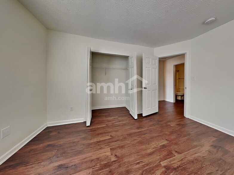 Building Photo - 156 Haverstraw Pl