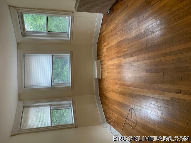Building Photo - 352 Riverway