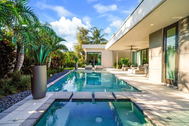 Building Photo - 4011 Bayview Dr