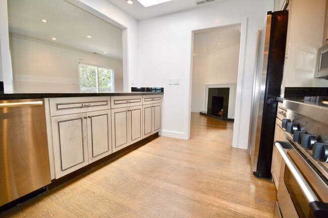 Building Photo - Stunning 3 BR | 2 BA in Noe Valley - Must ...