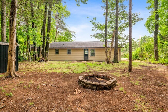 Building Photo - Updated Home, Stainless Steel Appliances, Wood Like Flooring, Deck, Garage!