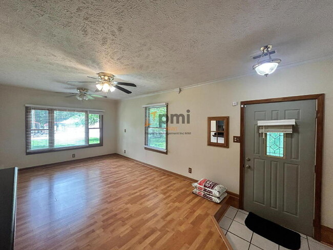Building Photo - 5107 White Oak Terrace