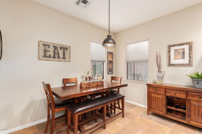 Building Photo - 908 Elm St