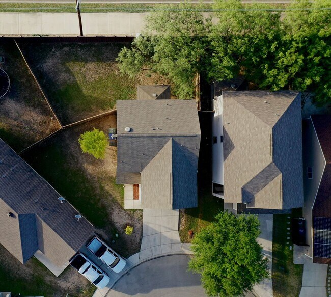 Building Photo - Spacious 3BR / 2.5BA Two-Story Home Near UTSA