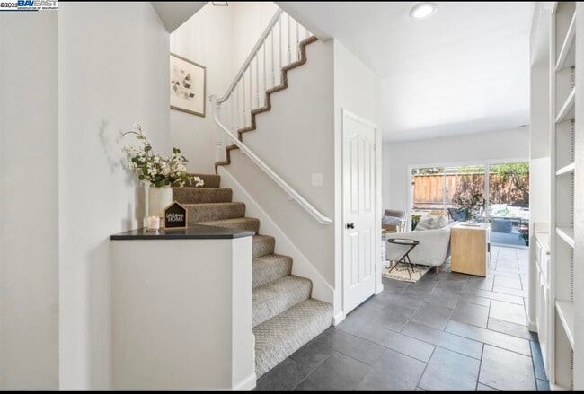 Building Photo - 5 Stuart Pl