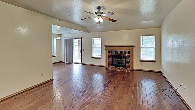 Building Photo - A Beautiful Spacious 3 Bedroom 2 Bathroom Home in Mustang Schools