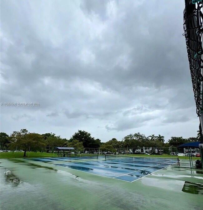 Building Photo - 240 Lakeview Dr